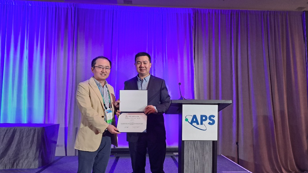 (2024 AAA co-winner, Prof. Hong Yao (Tinghua University) (right), receiving the award certificate from Prof. Xuan Gao, the VP of OCPA)
