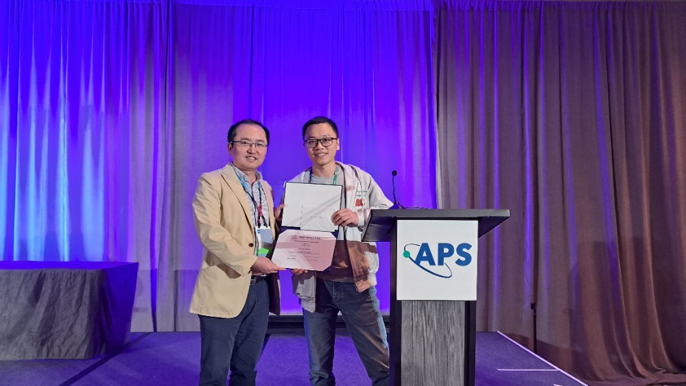 (2023 ODA winner, Dr. Likun Wang (ICFO-the Institute of Photonic Sciences) (right), receiving the award certificate from Prof. Xuan Gao, the VP of OCPA).